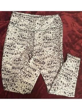 2 Pairs of Women's XL Leggings - 1 Black, 1 Black & White